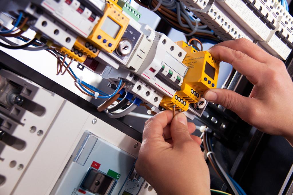 Jak przebiega remont instalacji elektrycznej w budynkach wielkopowierzchniowych?
